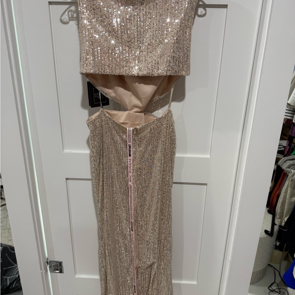 IEENA FOR MAC DUGGAL
Silver Sequin Front Twist Cut Out Sheath Dress.  Size 8 - Picture 7 of 12